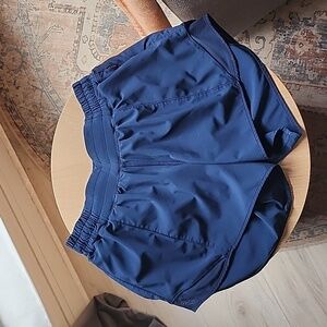 Lululemon Hotty Hot Low-Rise Lined Shorts  4'' size 6